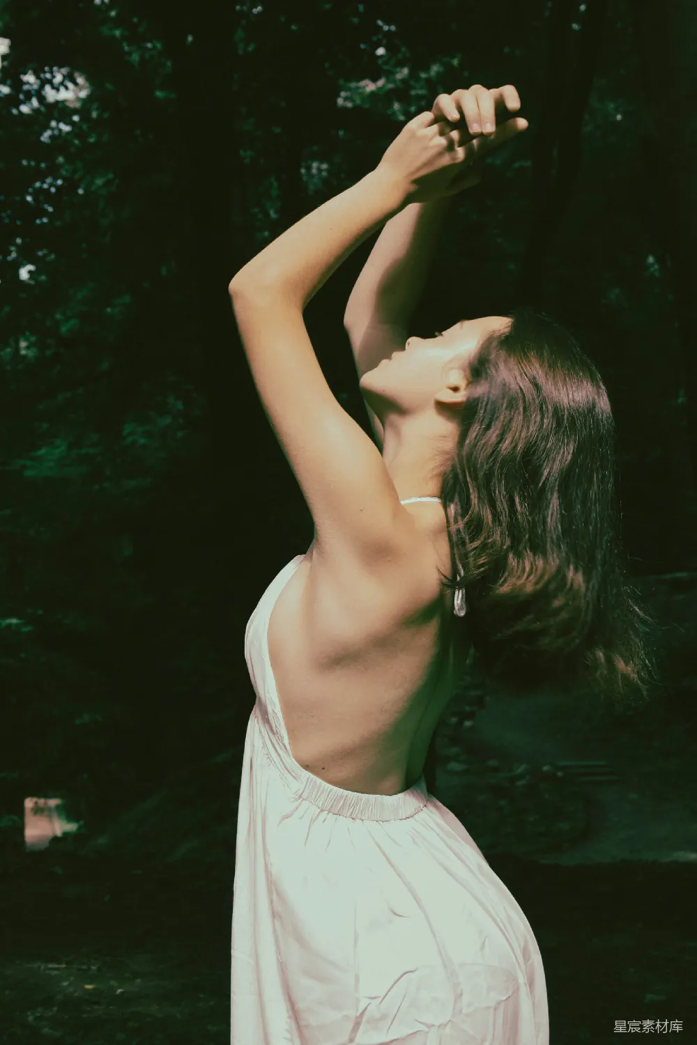 高清摄影  一位抱着婴儿的女性