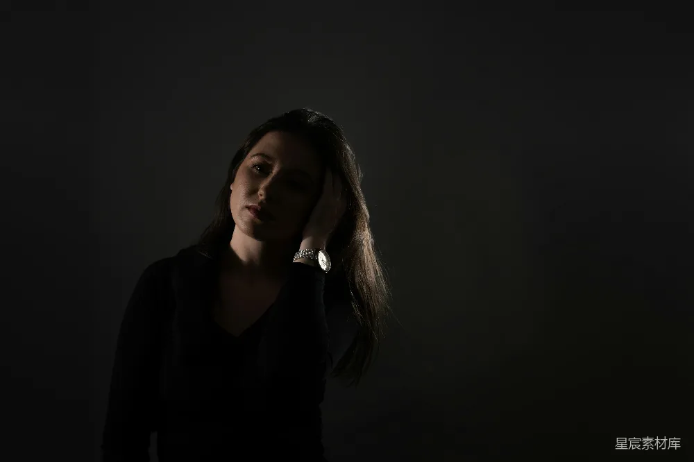 高清摄影  一个女人双手托着头。