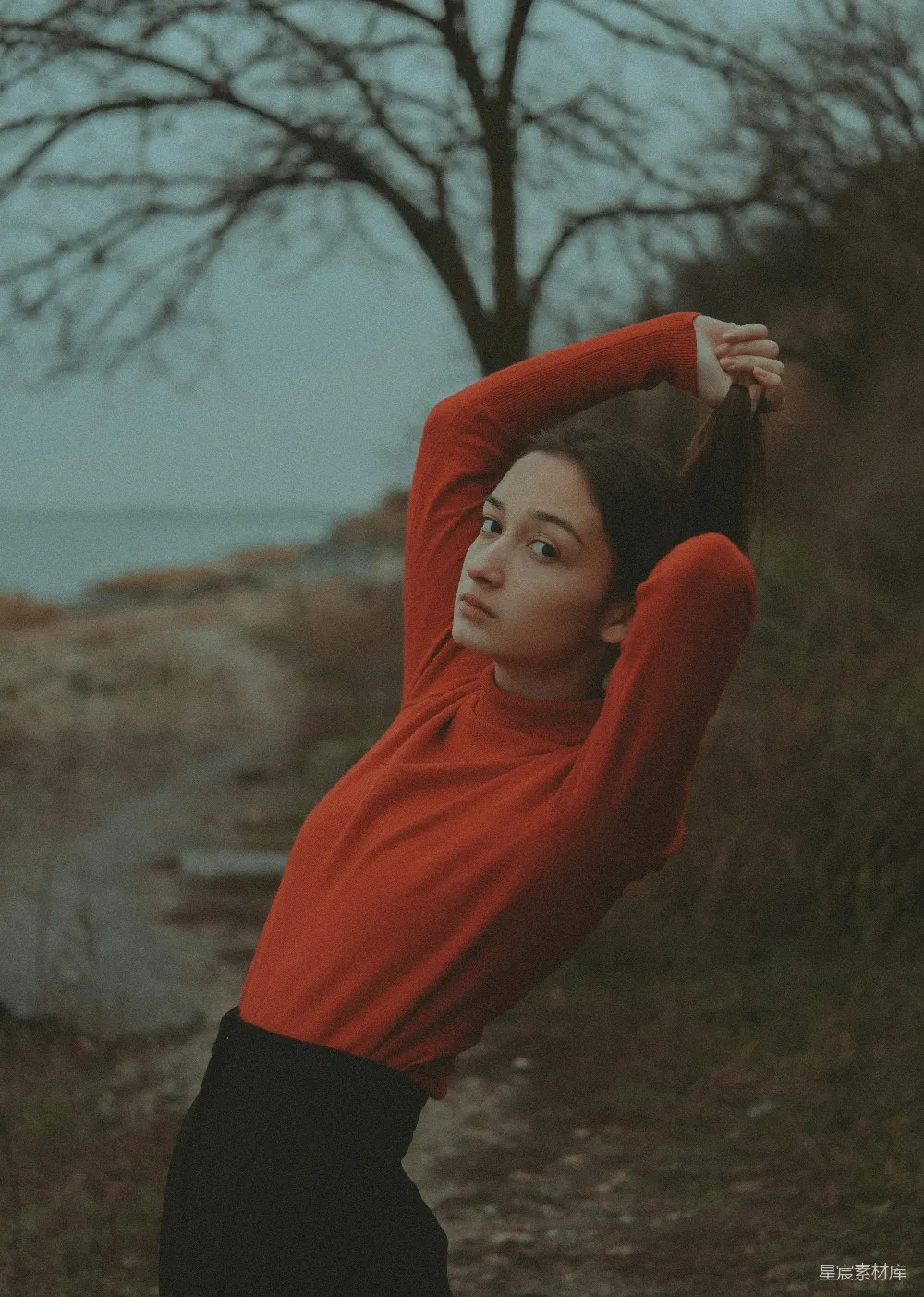 高清摄影  穿着红衬衫的女人正在伸展双臂。