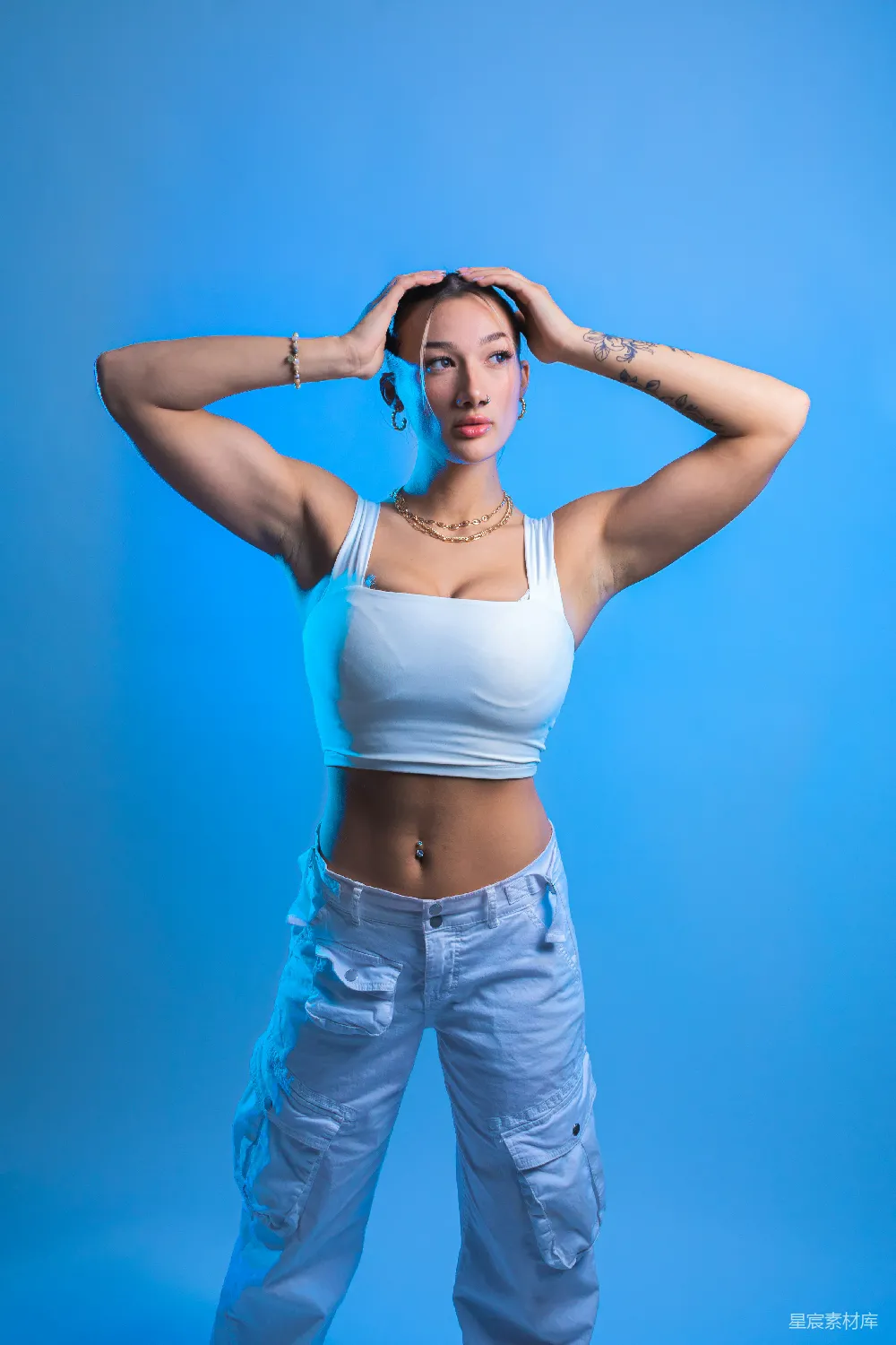 高清摄影  一位穿着白色上衣和蓝色裤子的女子在摆姿势拍照。