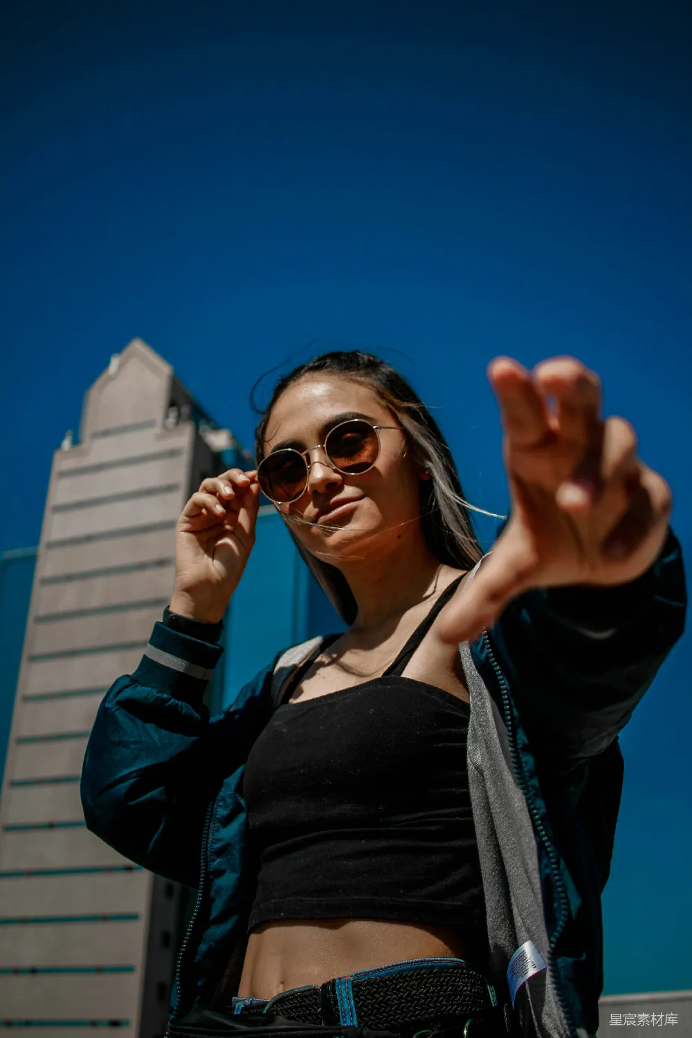 高清摄影  穿黑色背心，戴着太阳镜的女人