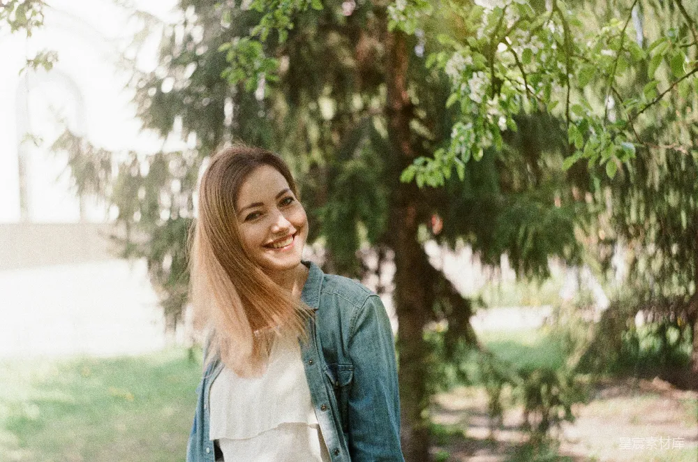 高清摄影  穿着蓝色牛仔夹克的女人微笑着