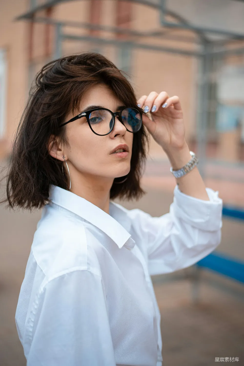 高清摄影  一个戴眼镜穿着白衬衫的女人