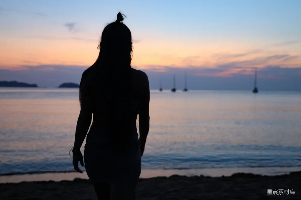 高清摄影  海浪边站立女性的剪影摄影