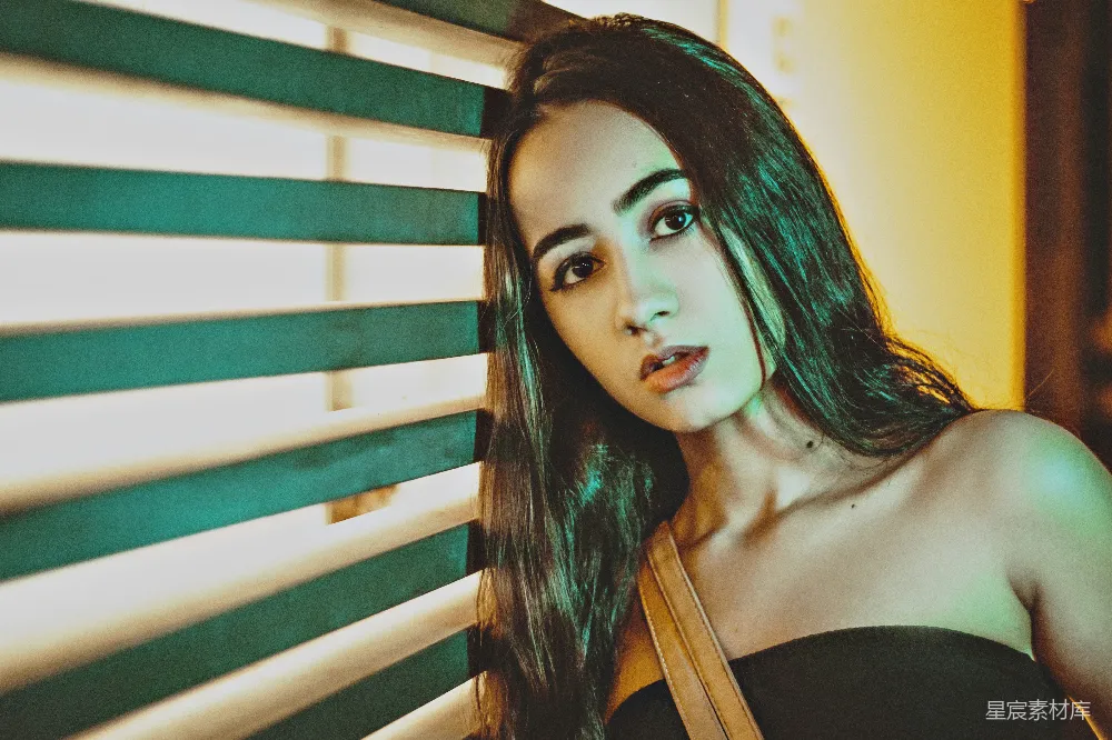 高清摄影  穿黑色背心的女人