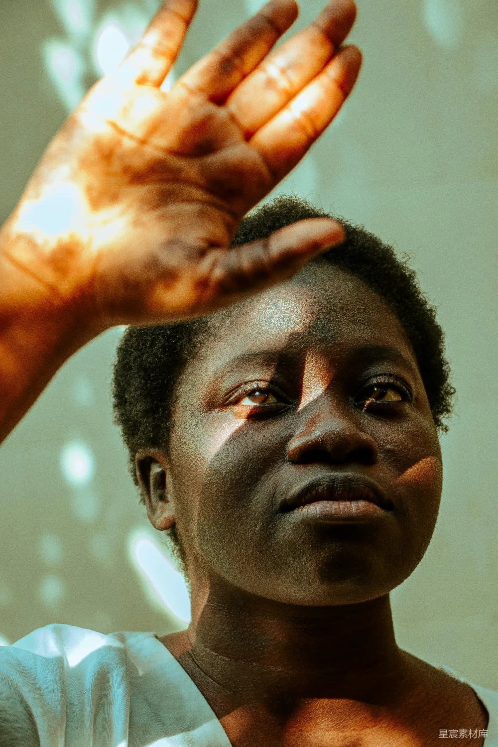高清摄影 人物 一个女人把她的手放在脸前。