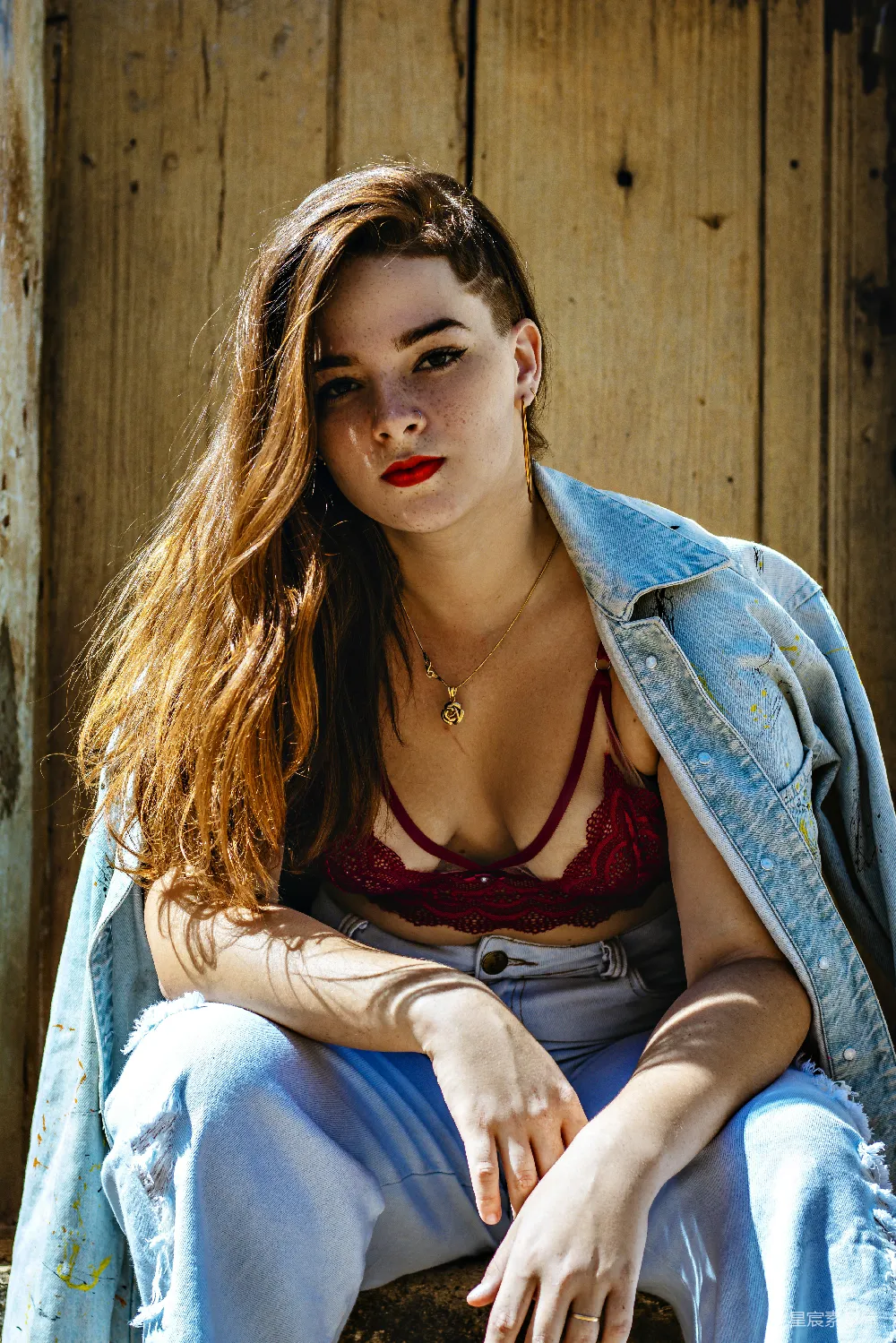 高清摄影  穿着蓝色牛仔夹克和红色背心的女人