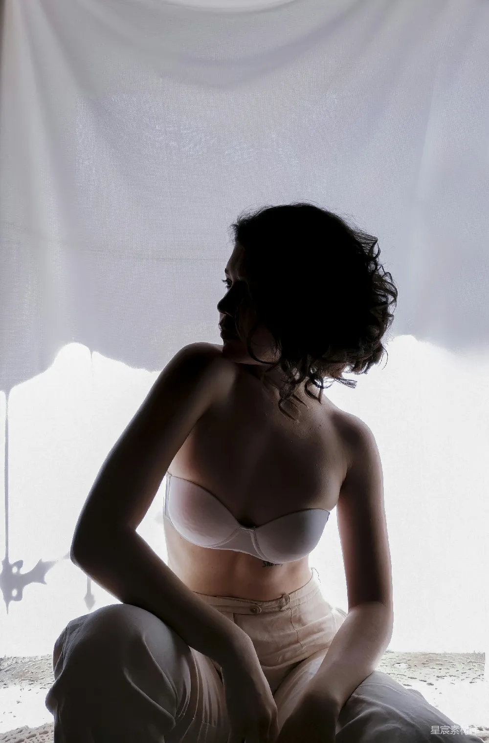 高清摄影  穿着白色内衣的女人站在白窗帘旁边