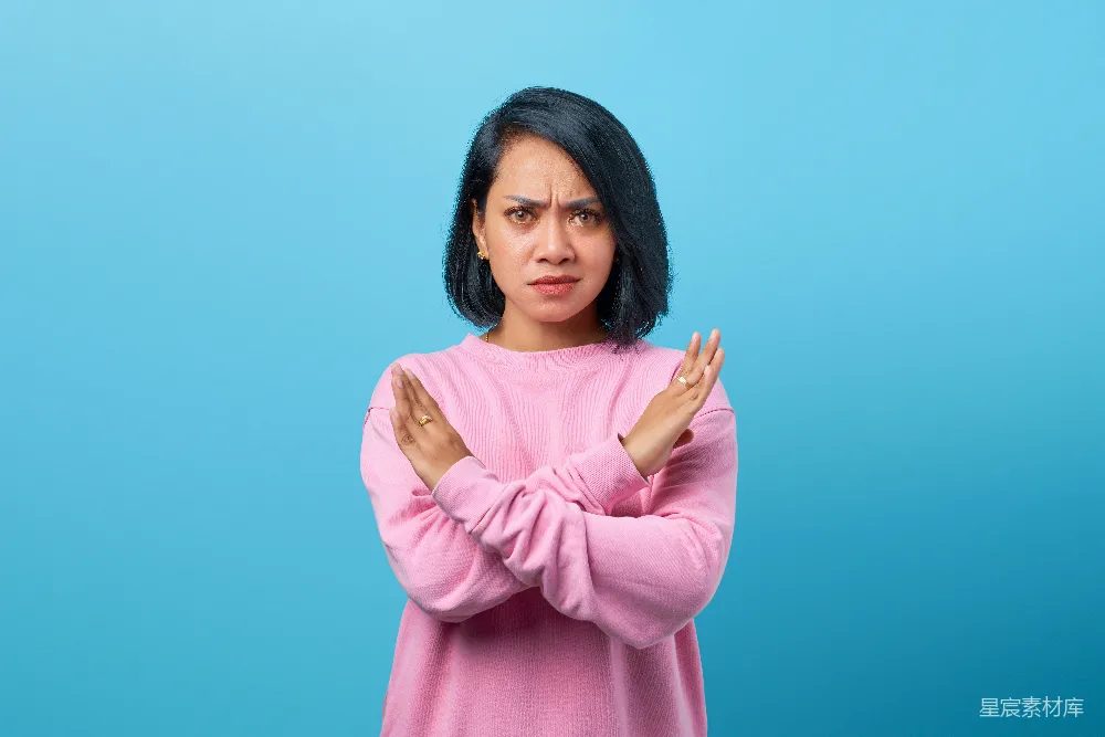 高清摄影  穿着粉红色毛衣的女人双手合十。