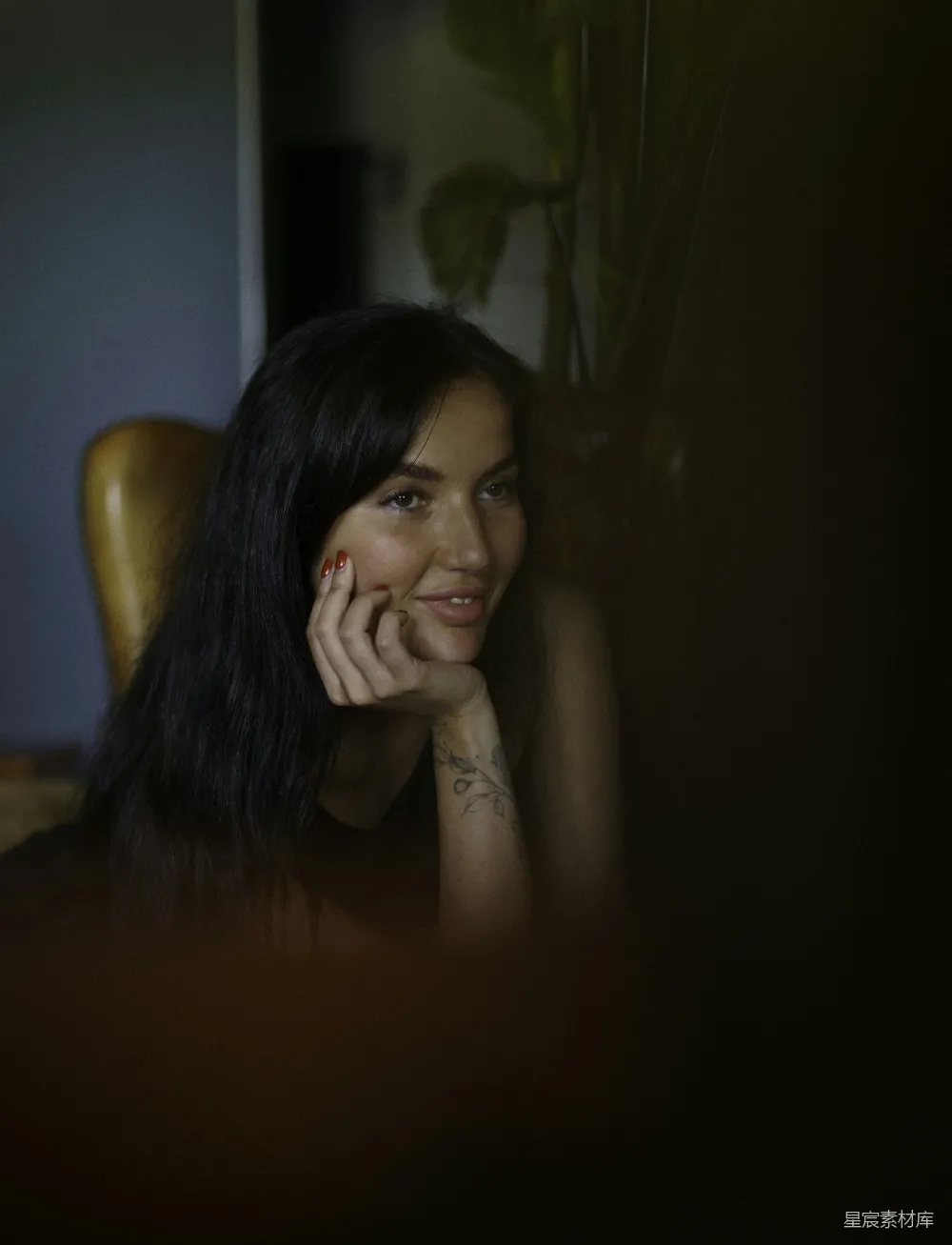 高清摄影 人物 一位女士坐在椅子上打电话。