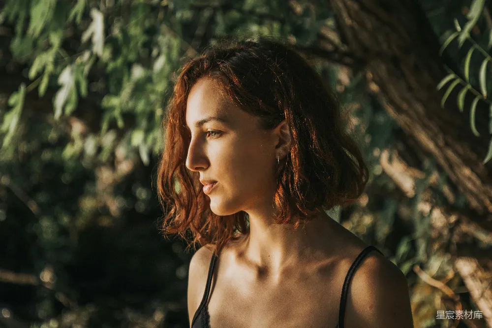 高清摄影 人物 一个红发女人站在一棵树前