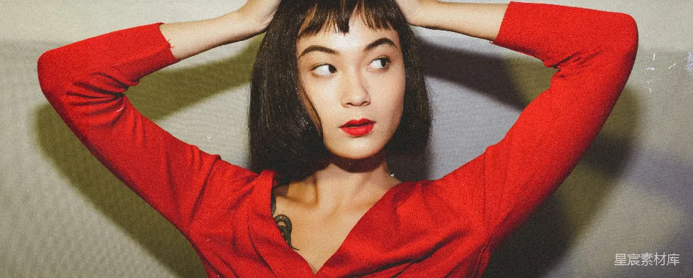 高清摄影  穿红V领衬衫的女人