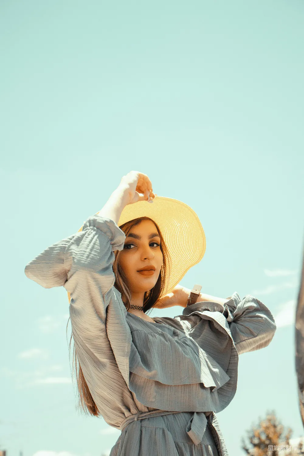 高清摄影  一位戴着帽子穿着连衣裙的女士