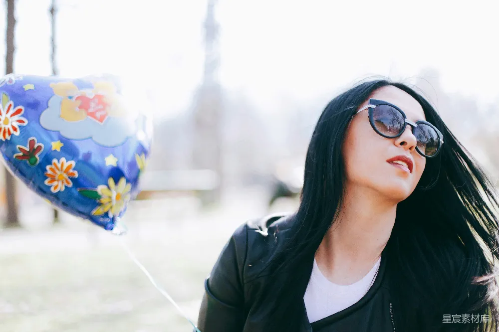 高清摄影  穿黑色皮夹克的女人戴着黑色太阳镜