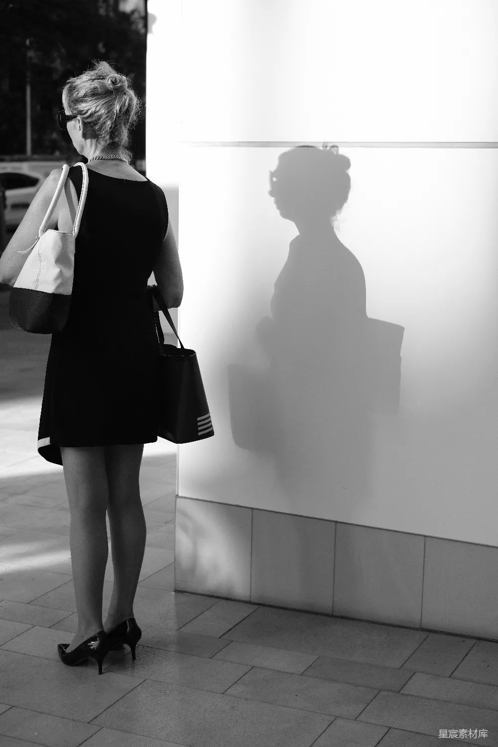 高清摄影  穿黑色连衣裙的女人站在穿白大褂的女人旁边