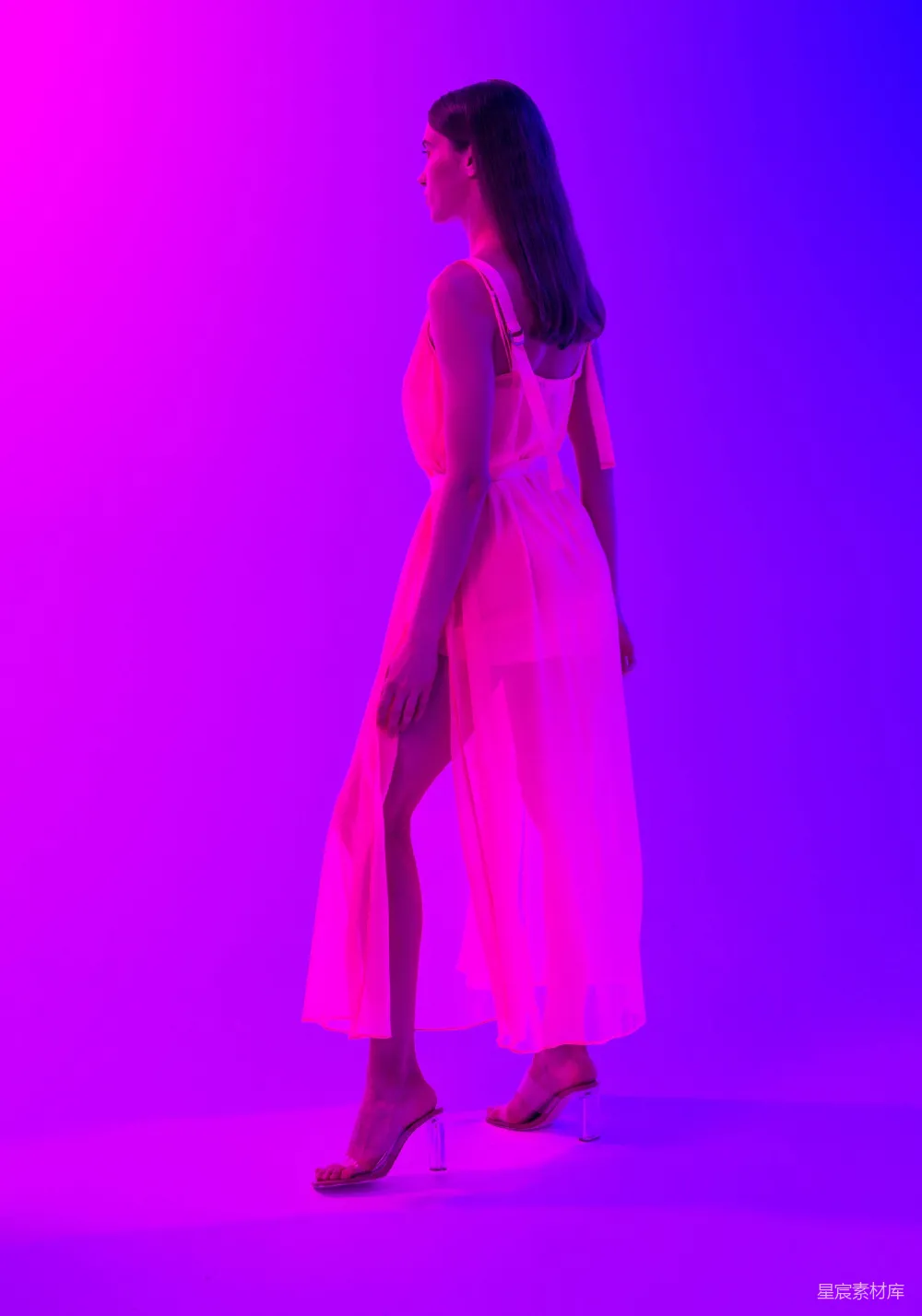 高清摄影  一个穿着白色连衣裙的女人站在紫色背景前