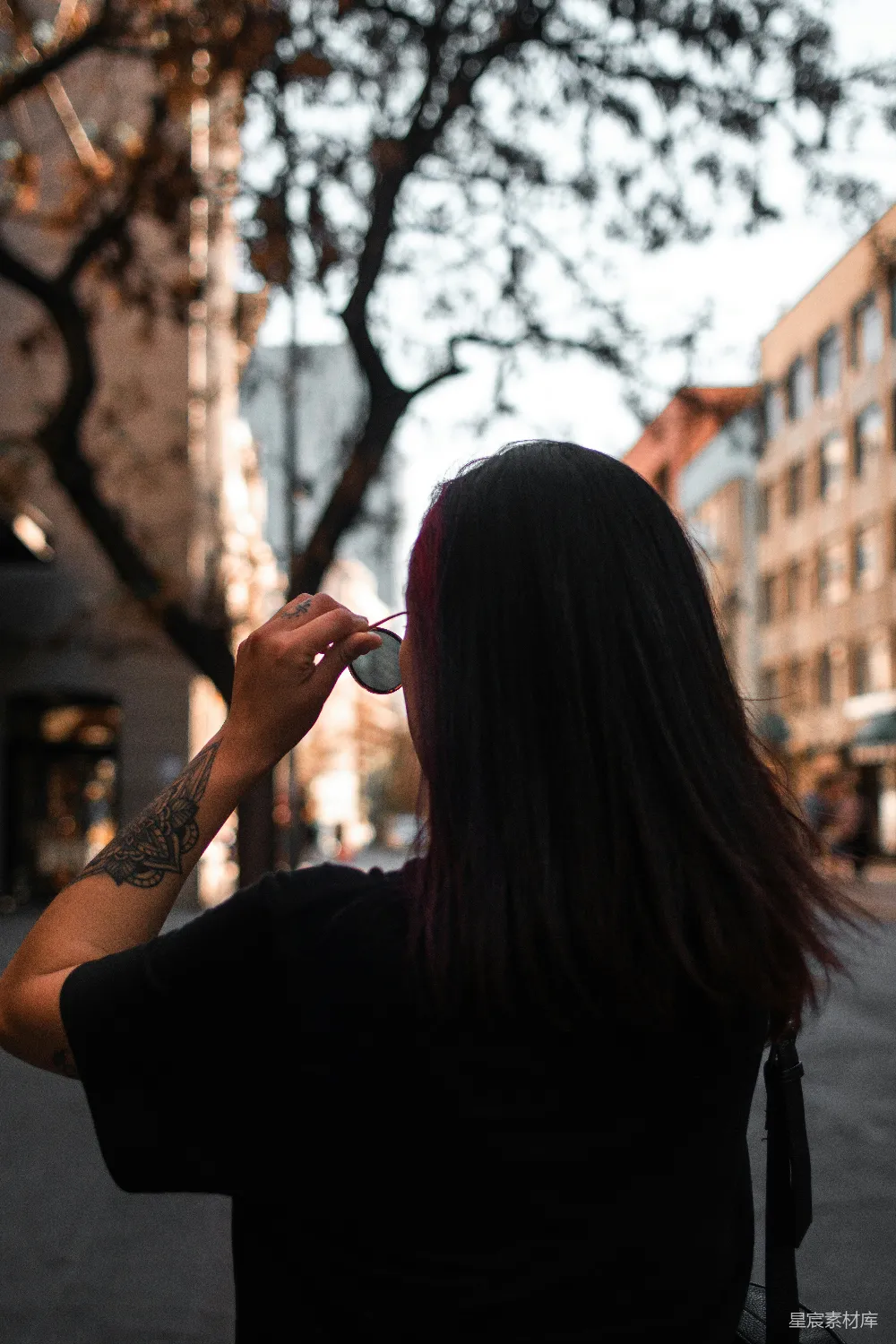 高清摄影  穿黑色长袖衬衫的女人手里整理着头发