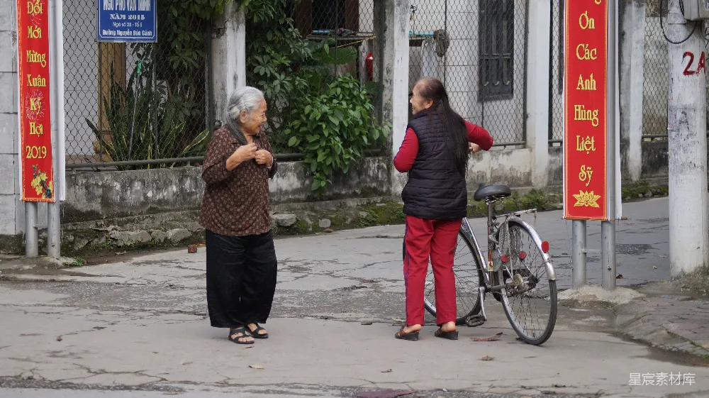 高清摄影  两个女人在路上交谈。