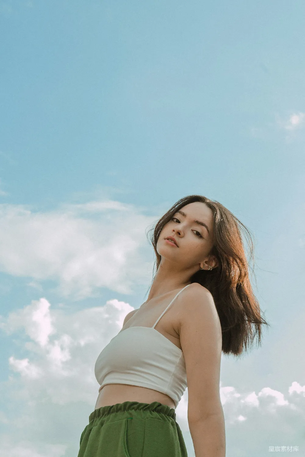 高清摄影 人物 一个女人站在蓝天前