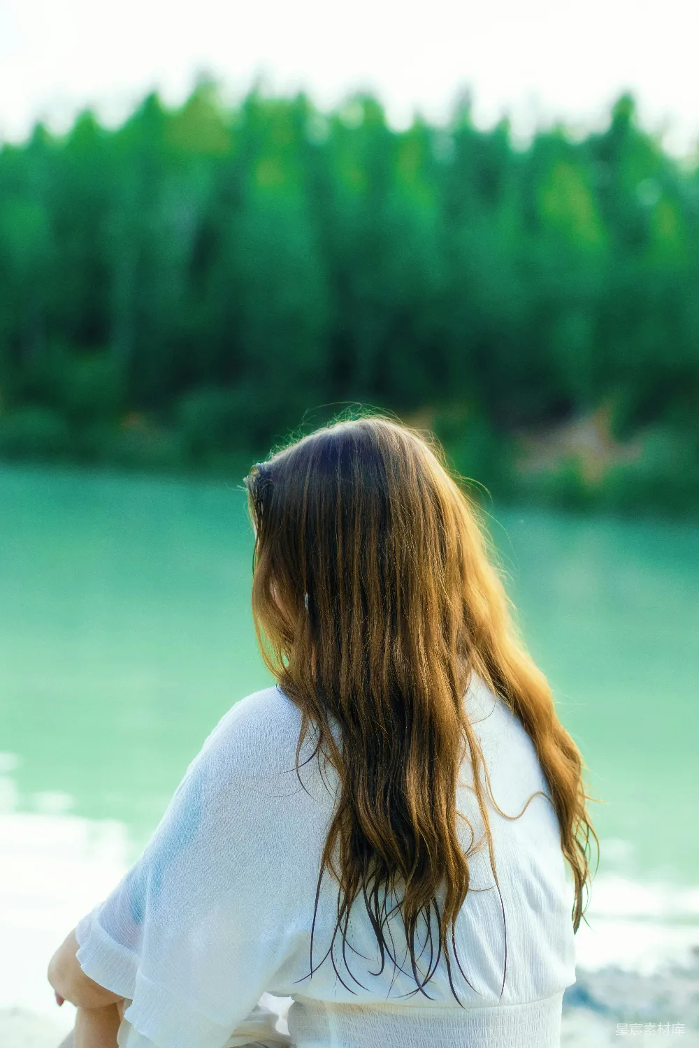 高清摄影 人物 壁纸 一个女人坐在湖边。