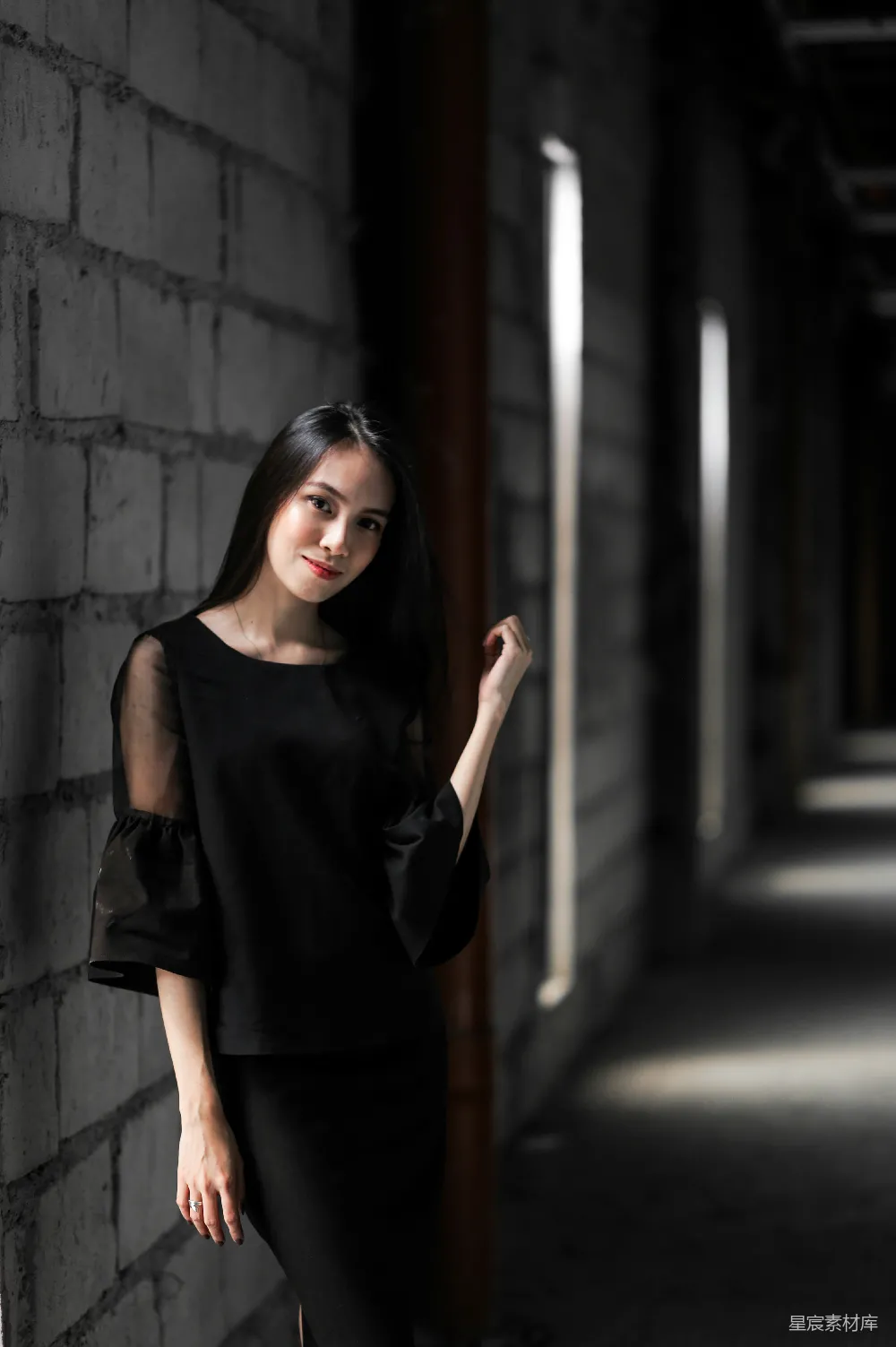 高清摄影  穿着黑色背心的女人站在墙边