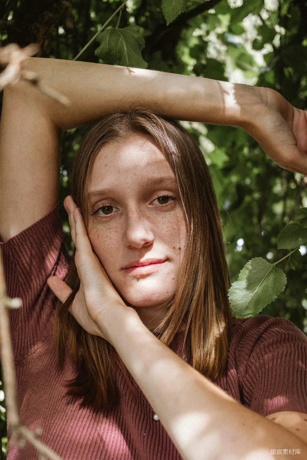 高清摄影 人物 一个有着雀斑的头发的女人在摆姿势拍照。