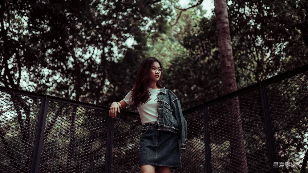 高清摄影  站在森林中的女人