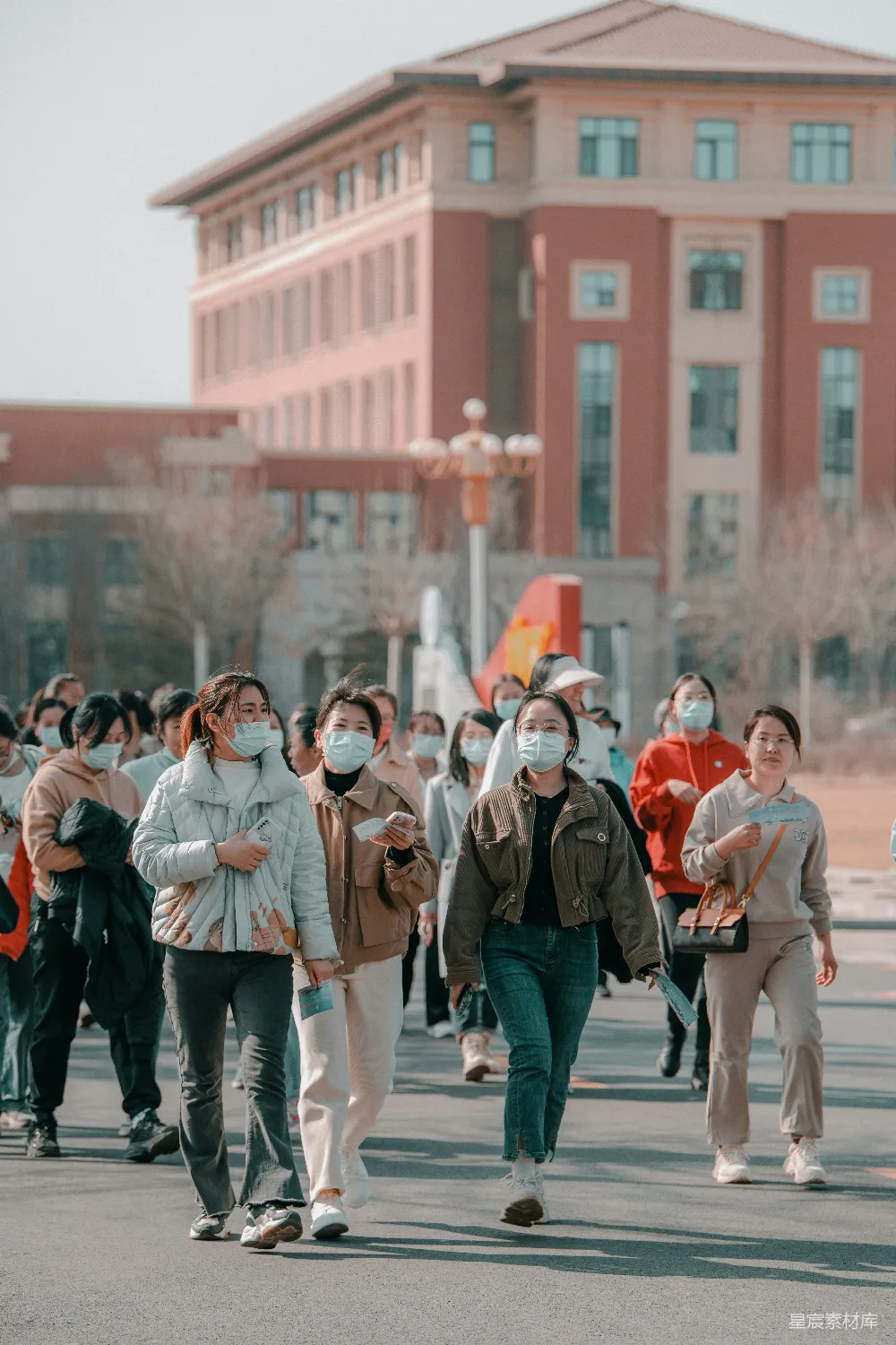 高清摄影  一群人戴着口罩走在街上。