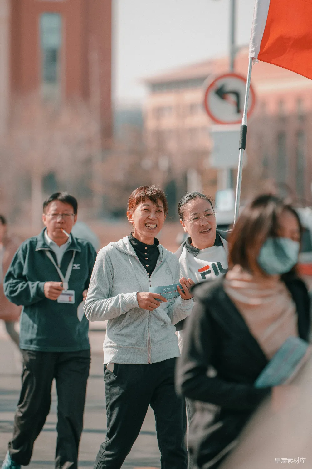 高清摄影  一群人站在一起。