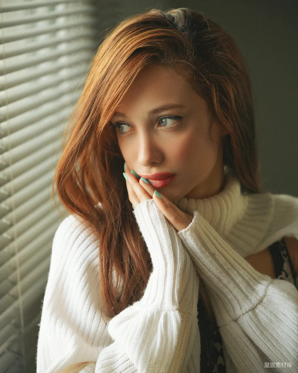 高清摄影  一个红发女子穿着白色毛衣。