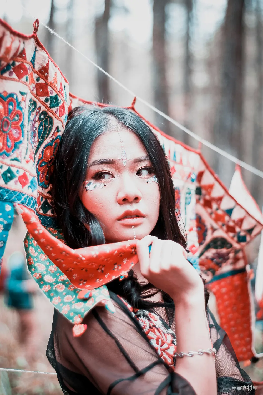 高清摄影  拿着窗帘的女人