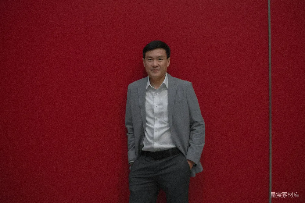 高清摄影  一个男人站在红色的墙前