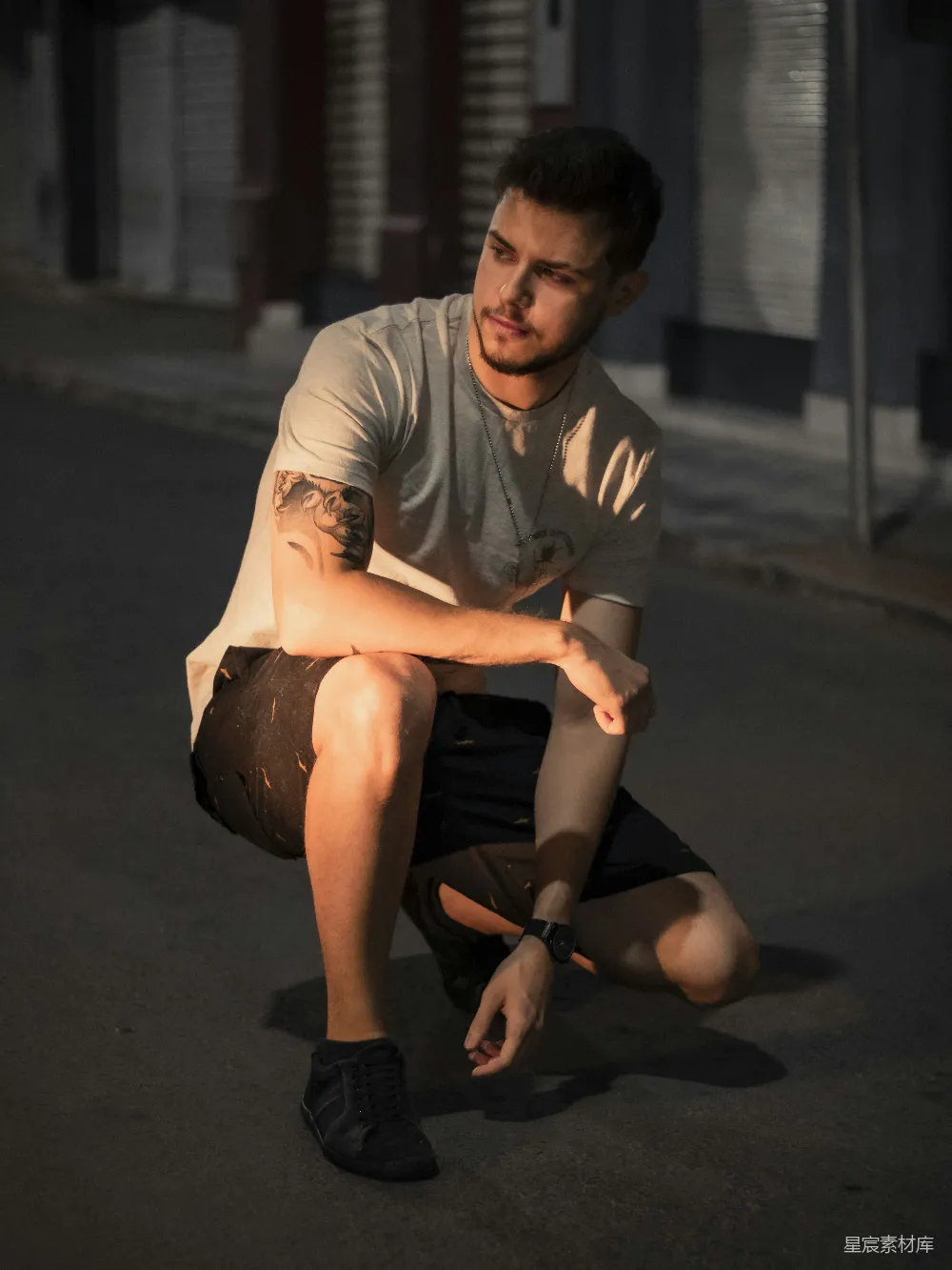 高清摄影  一个男人跪在地上，手放在膝盖上。