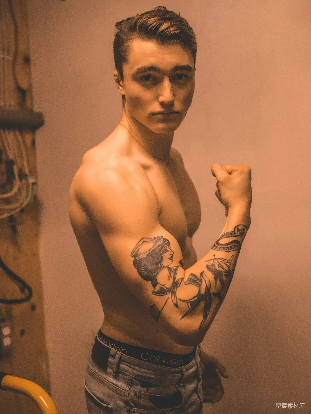 高清摄影  一个手臂上有纹身的男人