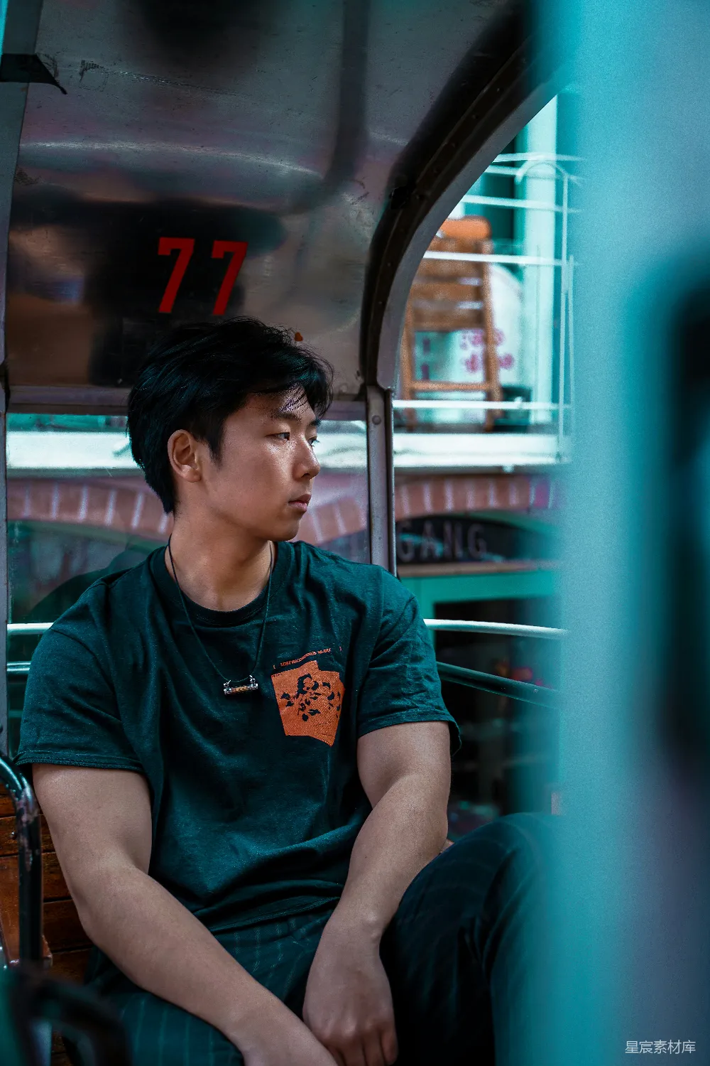 高清摄影 人物 一个男人坐在公共汽车上，望着窗外。