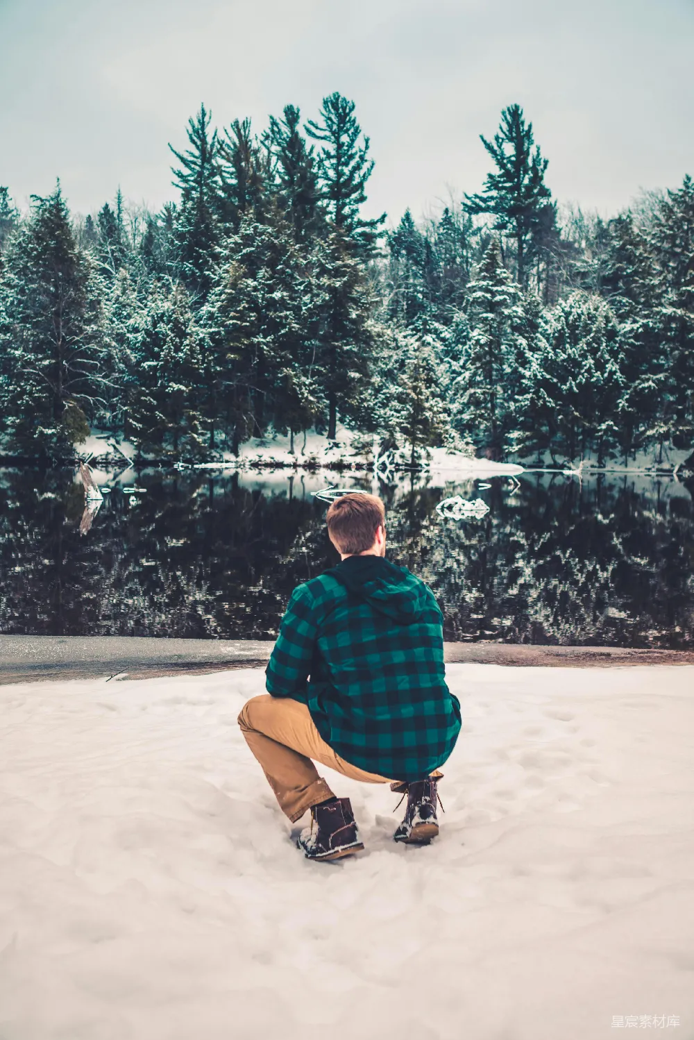 高清摄影  一个男人坐在雪地上。