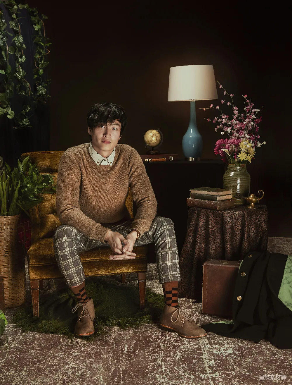 高清摄影  一个男人坐着并看着镜头