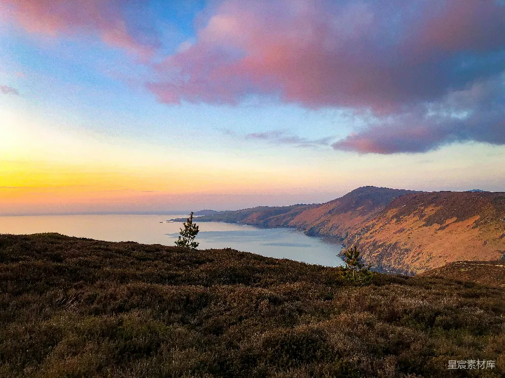高清摄影  一幅带有小山和远处水域的景色