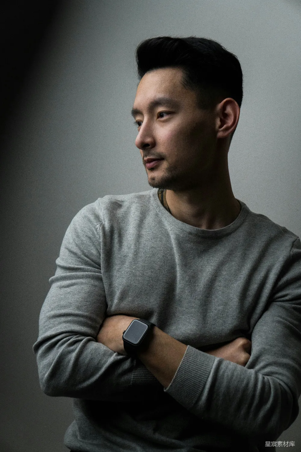 高清摄影  穿灰色圆领长袖衬衫的男人