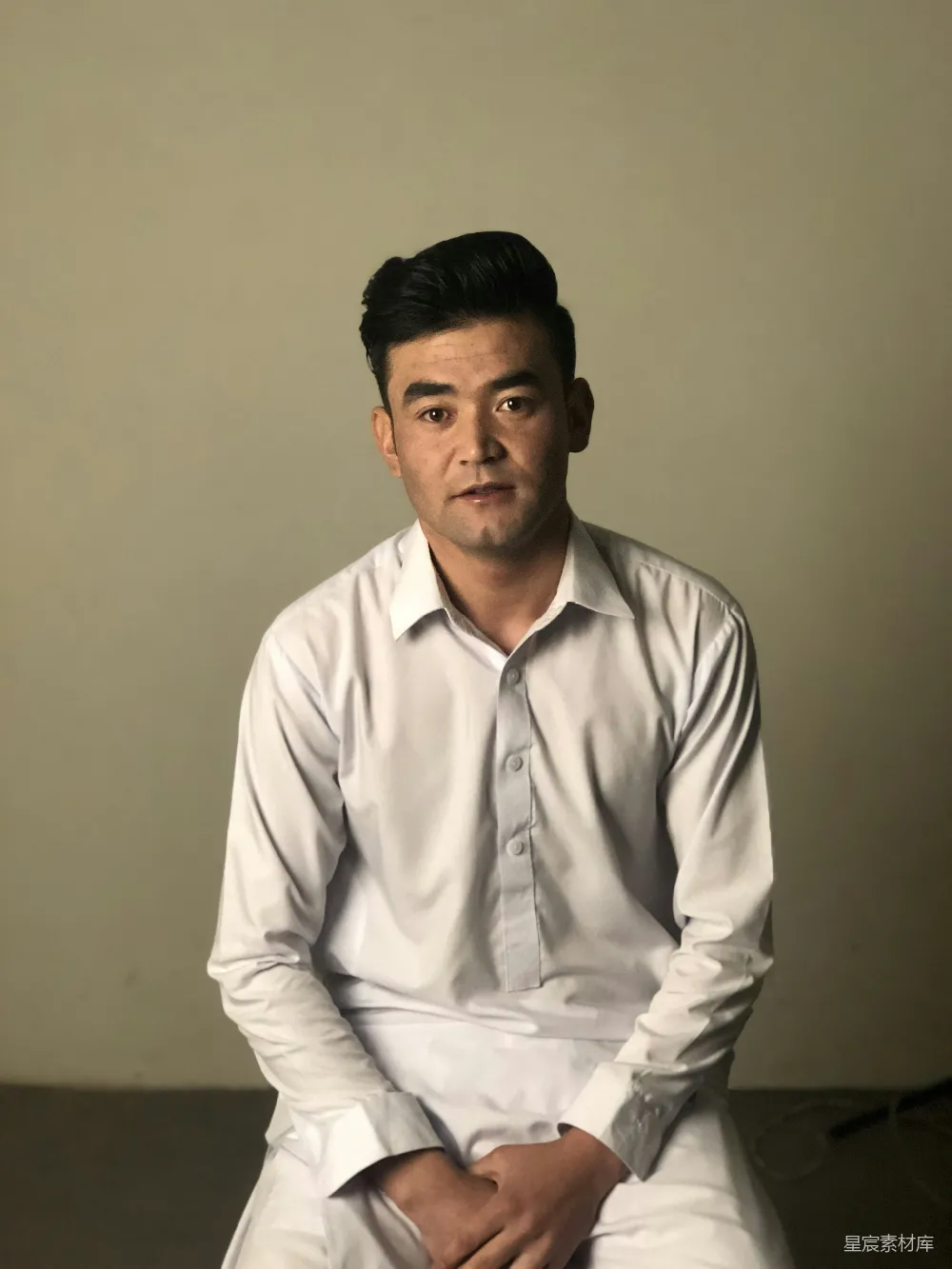 高清摄影  穿白色衬衫的男人