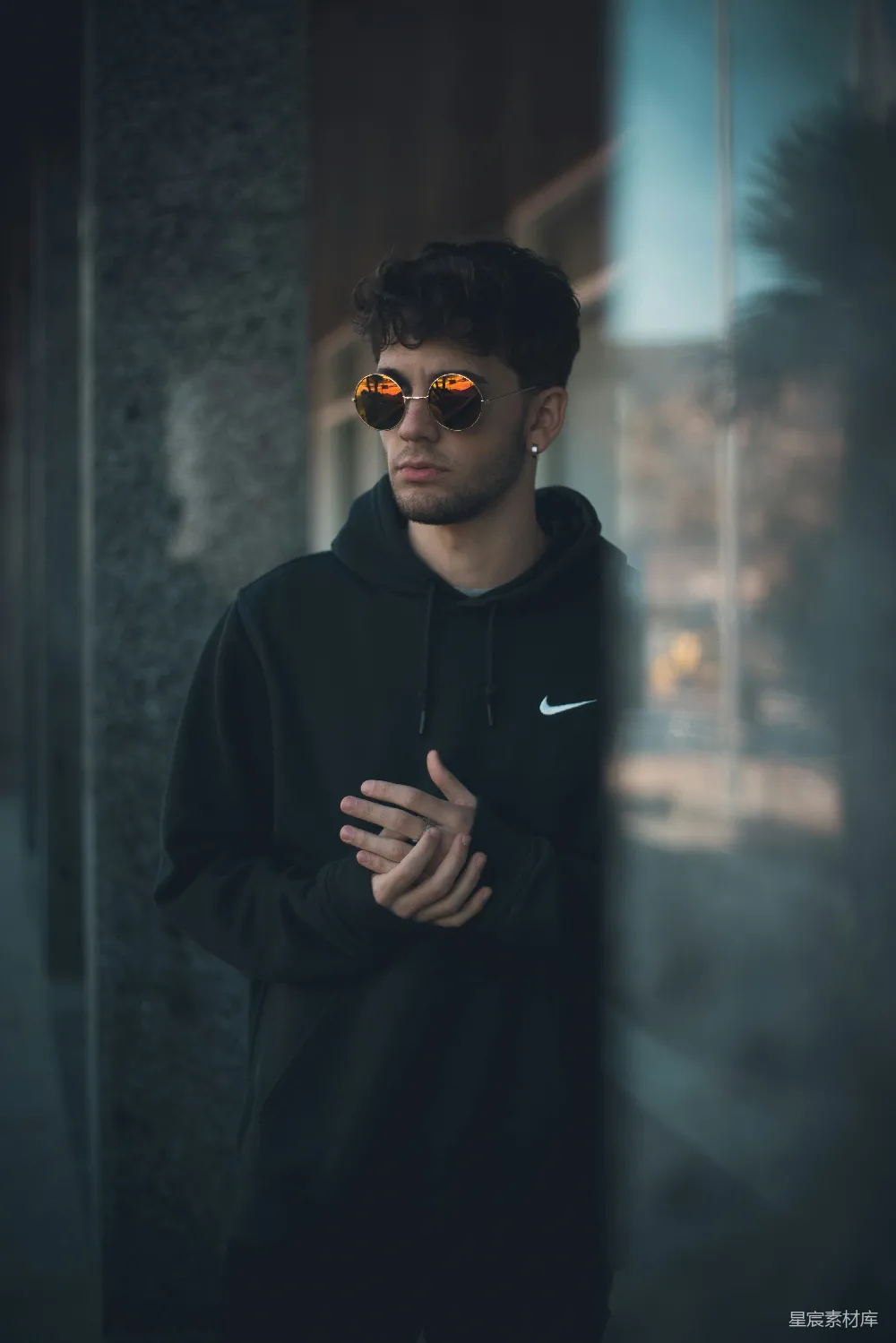 高清摄影  穿黑色耐克连帽衫的男人