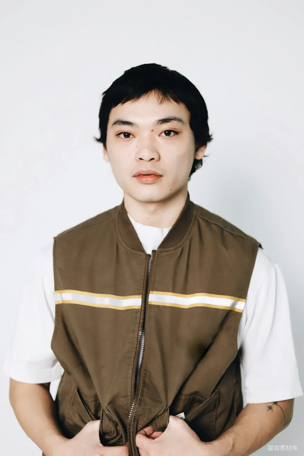 高清摄影  一个穿着棕色夹克和白色衬衫的男人