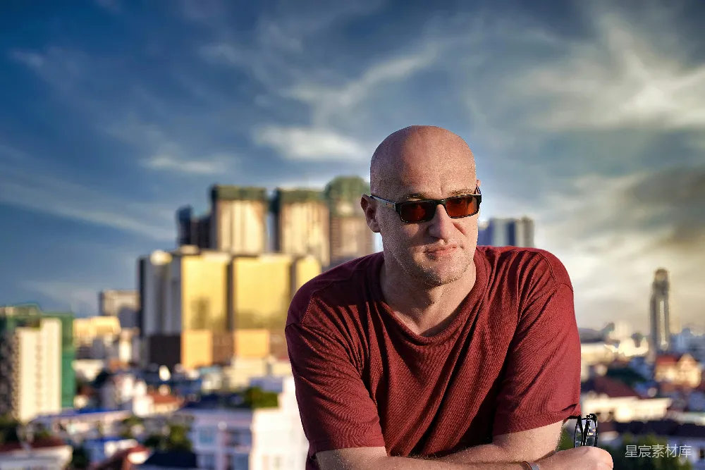 高清摄影  穿红色圆领T恤的男人戴着黑色太阳镜