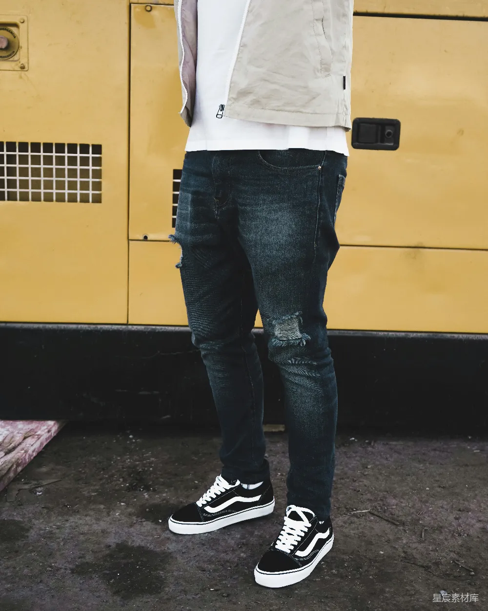 高清摄影  穿着磨损的黑色牛仔紧身裤和一双黑色Vans Old Skool鞋的男人