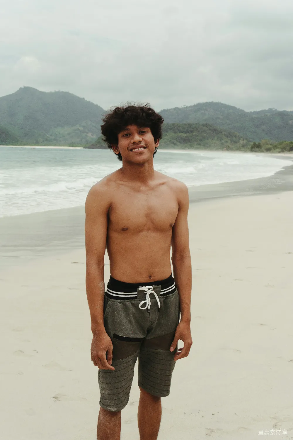 高清摄影 人物 旅行 一个男人站在海滩上，旁边是海洋。