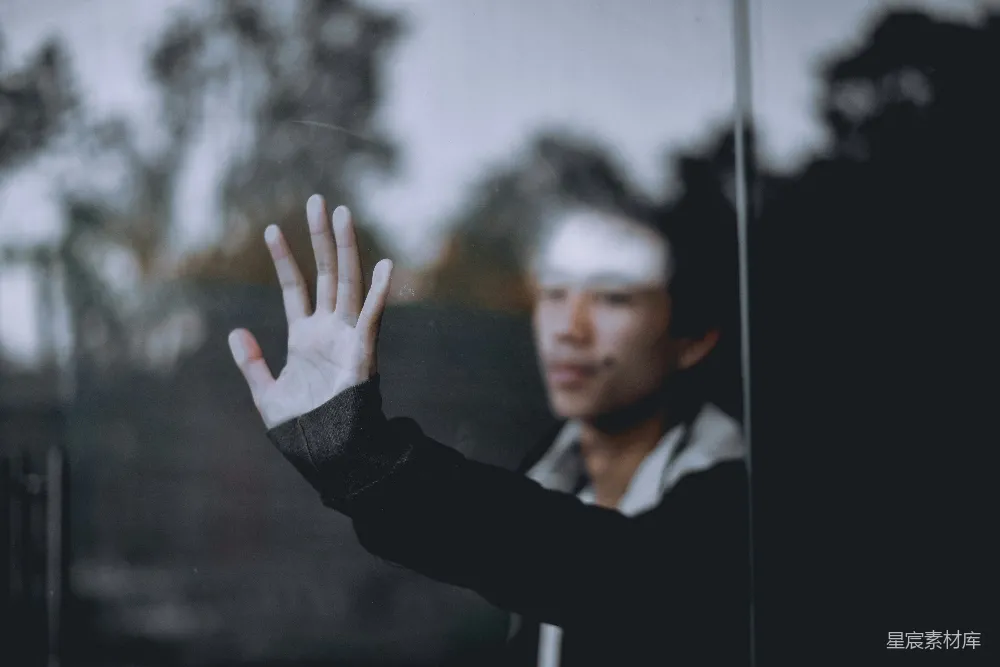 高清摄影  一只手托着一个透明玻璃墙。