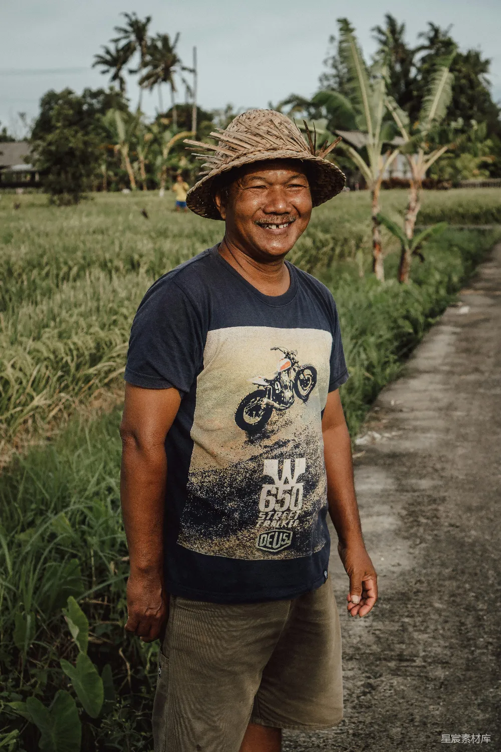 高清摄影 旅行 人物 一个戴着帽子的男人站在田野里。