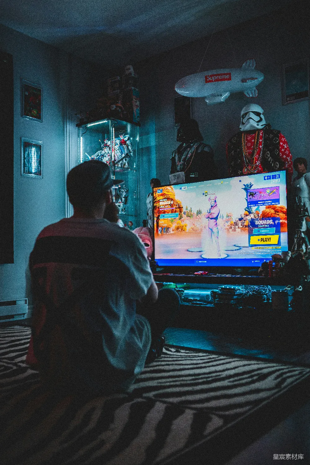 高清摄影  穿红衬衫的男人在看电视