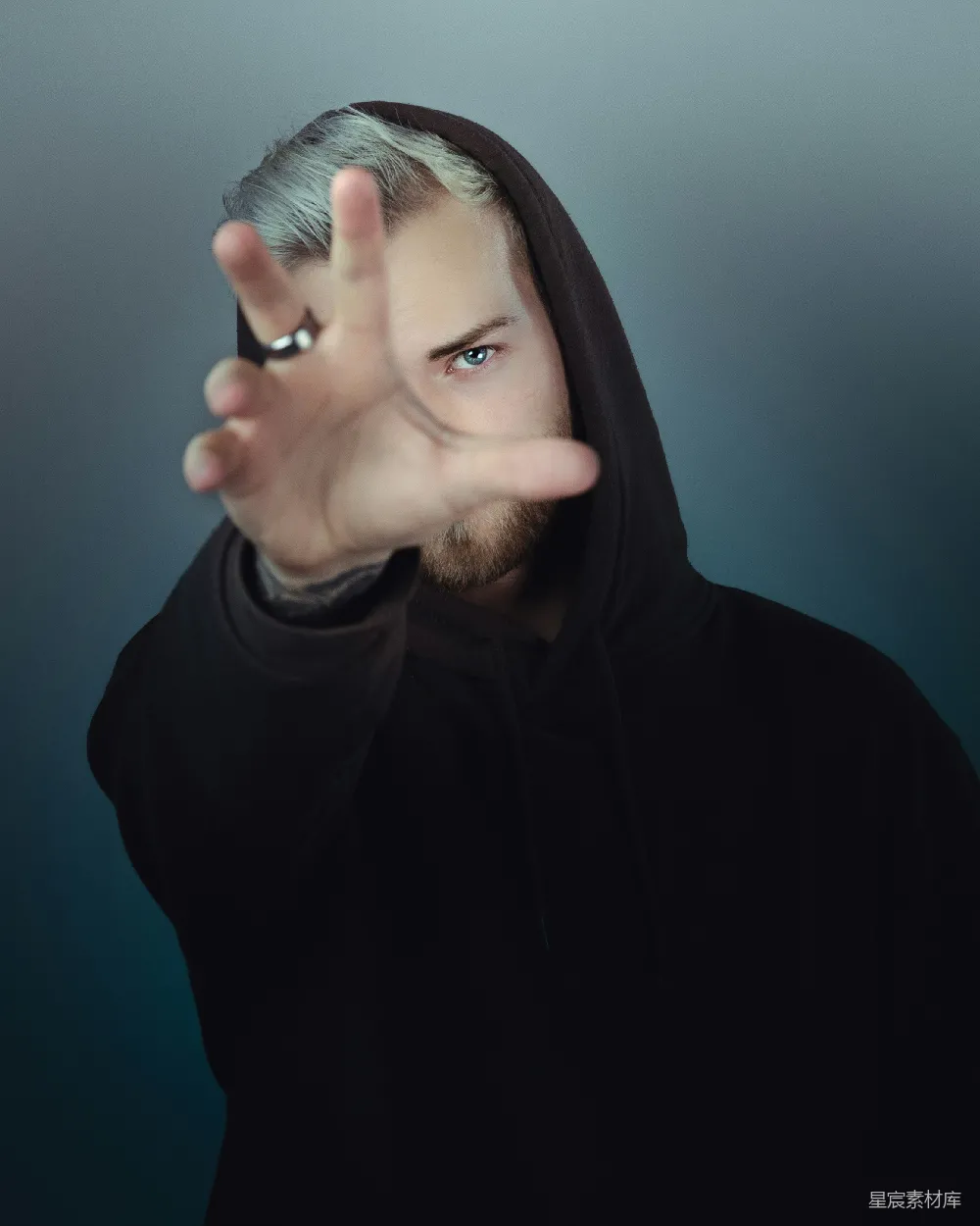 高清摄影  穿黑色连帽衫的男人伸出他的手