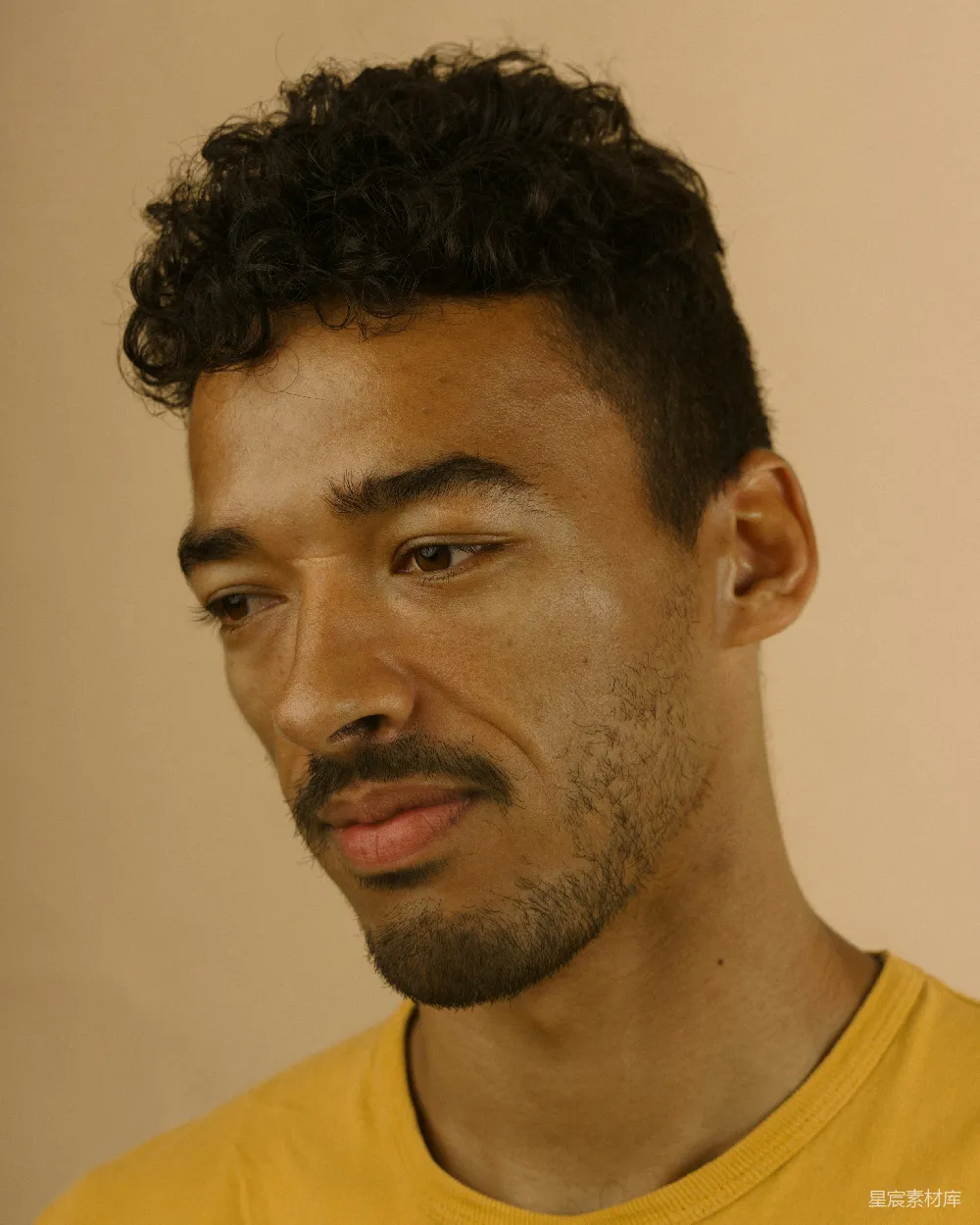 高清摄影 人物 穿着黄色衬衫的男人